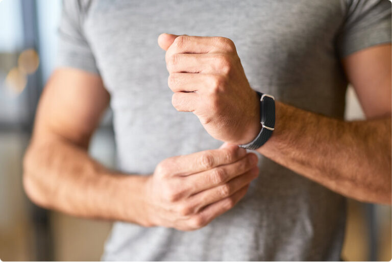Schlankes Armband zur Blutdruckmessung am Handgelenk